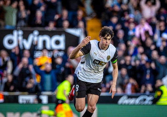 Javi Guerra, celebra su gol en Mestalla ante el Celta de Vigo.