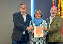 La alcaldesa de Picassent, Conxa García, con los Presupuestos de 2025.