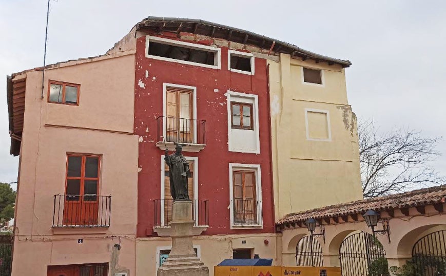 Edificio de la Plaza Sant Pere en el que va a actuar el Ayuntamiento.