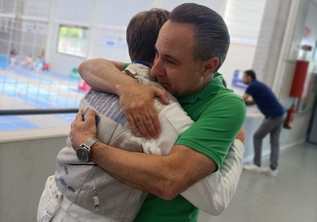 Carlos Segarra celebra su victoria abrazado a su padre.