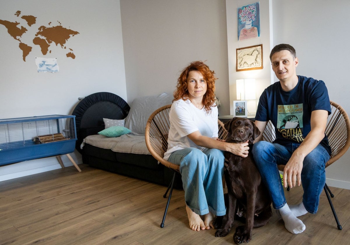 Alexandra, Sergio y su perra Gross, este martes, en su casa del edificio de viviendas sociales de Safranar.