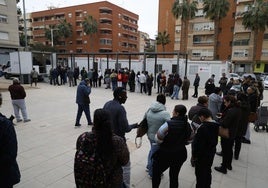 Cola de solicitiantes en una plaza de Catarroja, este martes.