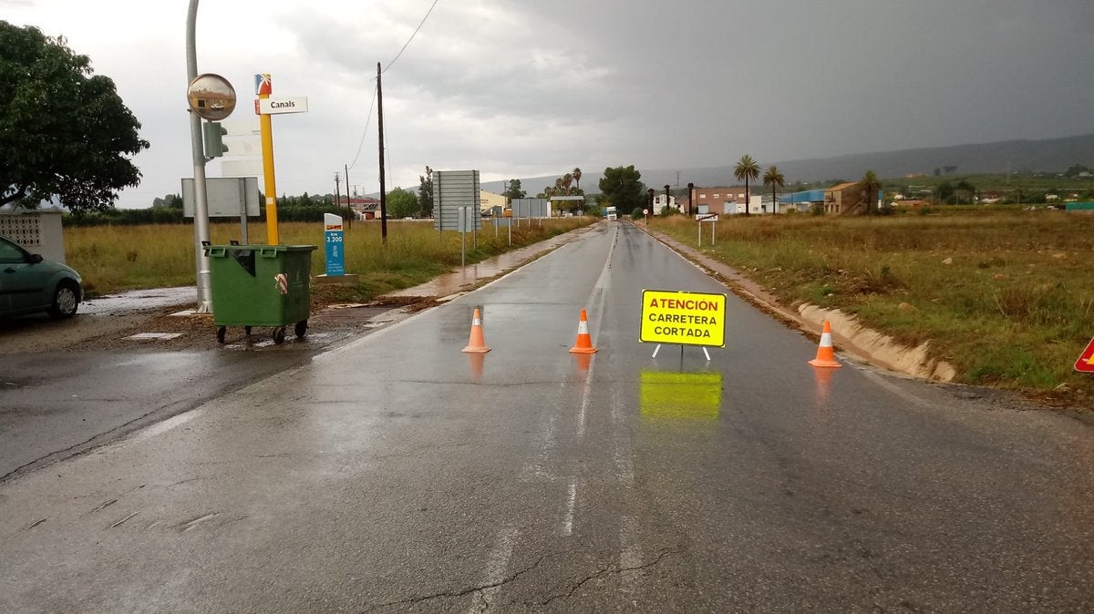 La carretra CV-598 cortada al táfico durante uno de los últimos episodicos de fuertes lluvias.