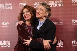 Las vicepresidentas María Jesús Montero (i) y Yolanda Díaz