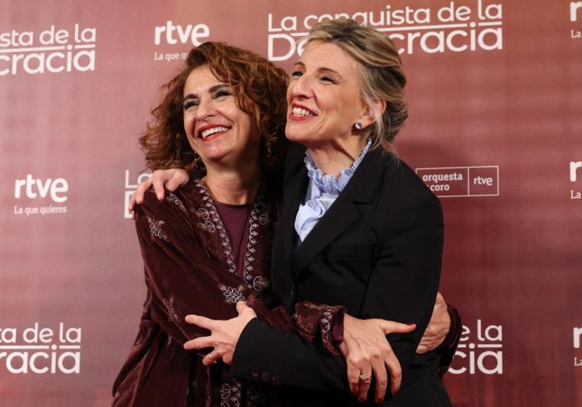 Las vicepresidentas María Jesús Montero (i) y Yolanda Díaz