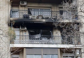 Vista exterior de la vivienda incendiada la noche del lunes en la calle Horticultor Corset, en Valencia.