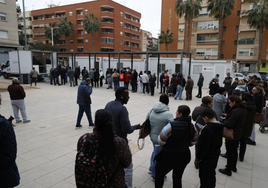 Cola en la avenida Rambleta, 48 en Catarroja