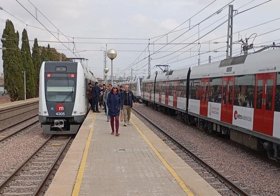 Usuarios bajando de uno de los convoyes que llegan a la estación València Sud, este martes.