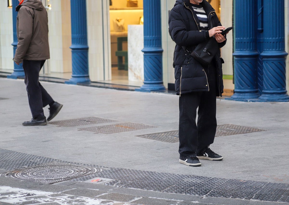 Imagen secundaria 1 - Nuevos avisos semafóricos, en el suelo, en la plaza de la Reina con la calle de la Paz.