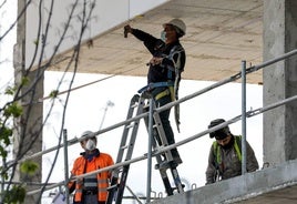 Tres trabajadores en una obra.