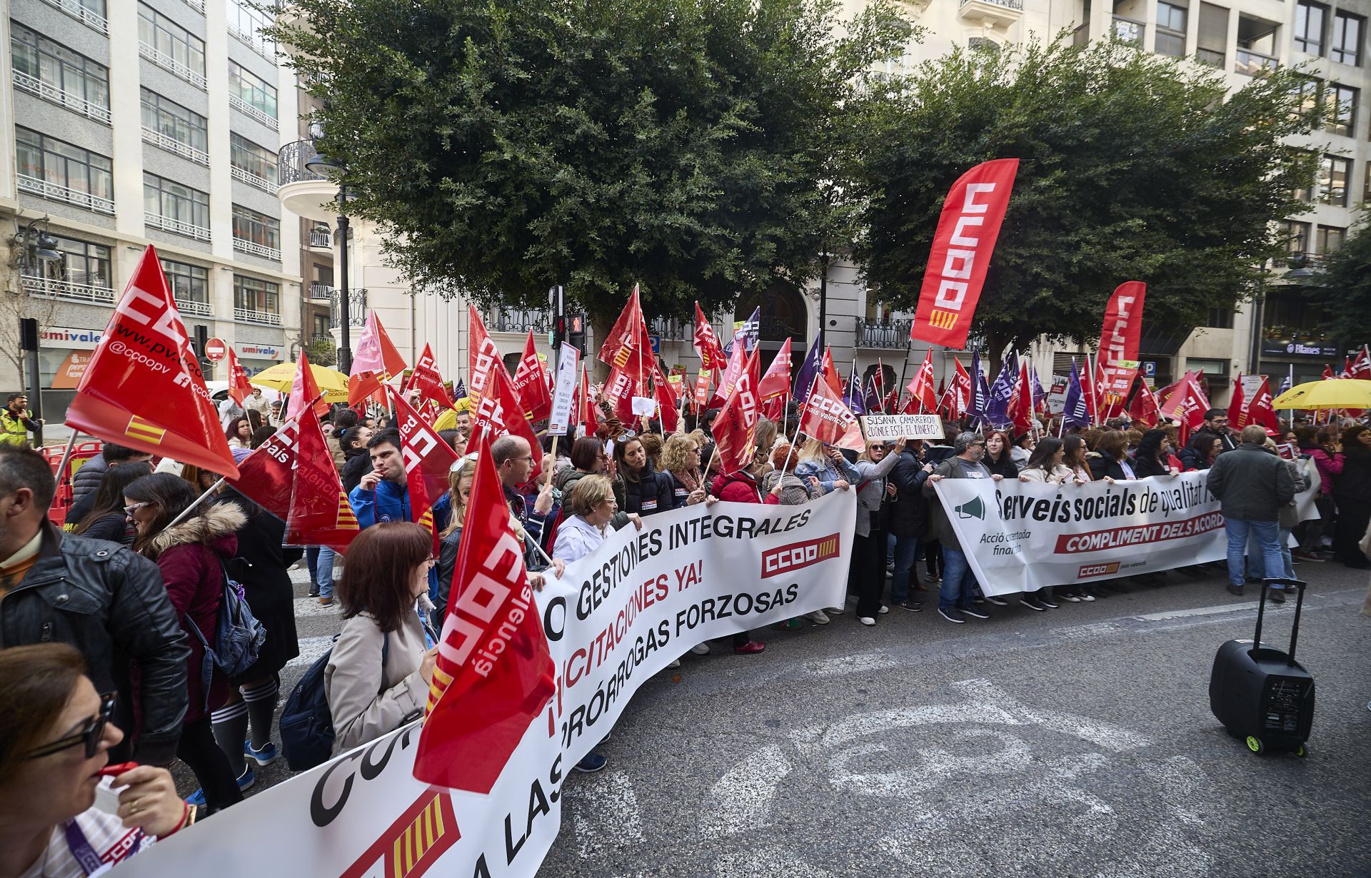 La protesta de los trabajadores de Servicios Sociales, en imágenes