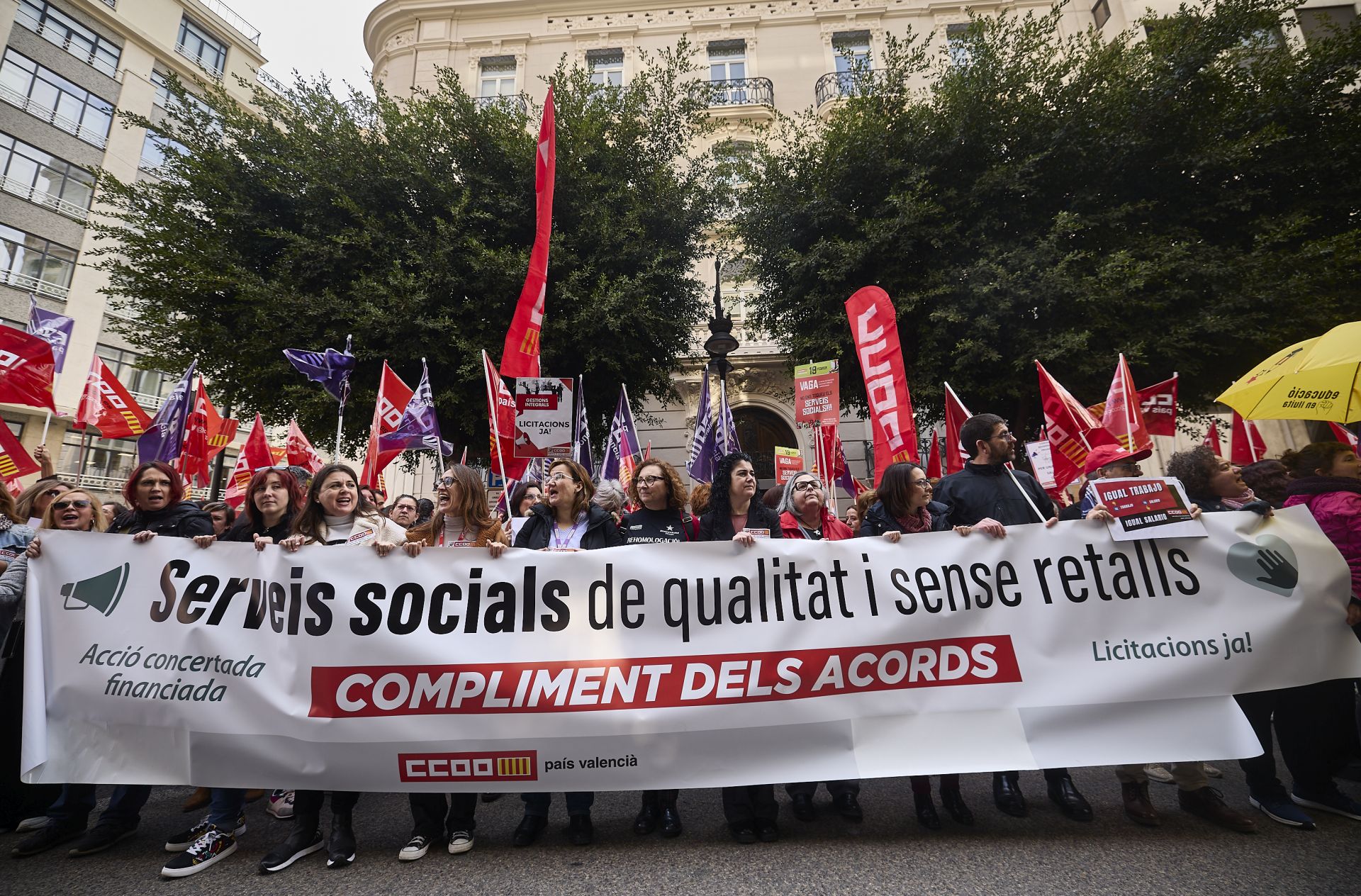 La protesta de los trabajadores de Servicios Sociales, en imágenes