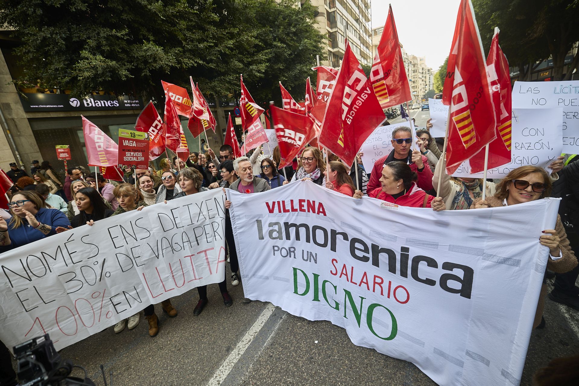 La protesta de los trabajadores de Servicios Sociales, en imágenes