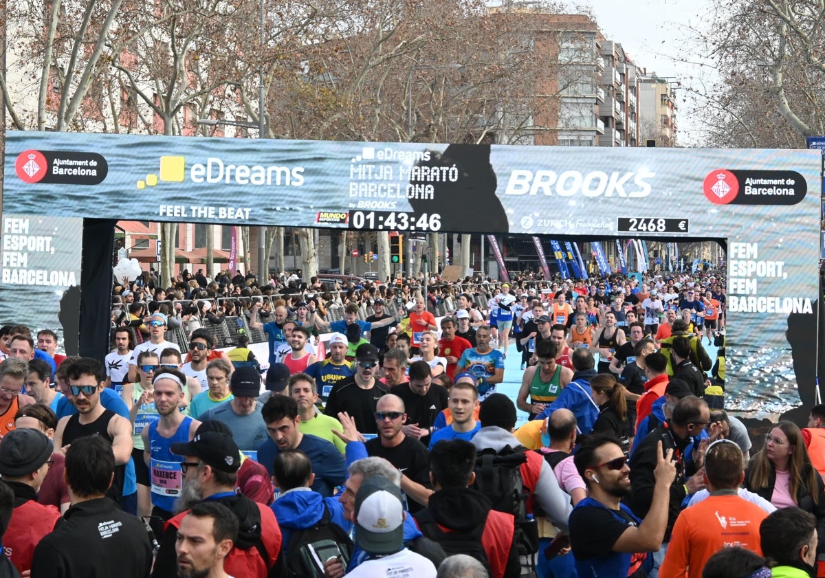 Imagen principal - Instantes del viaje a Barcelona para la 21,1km.