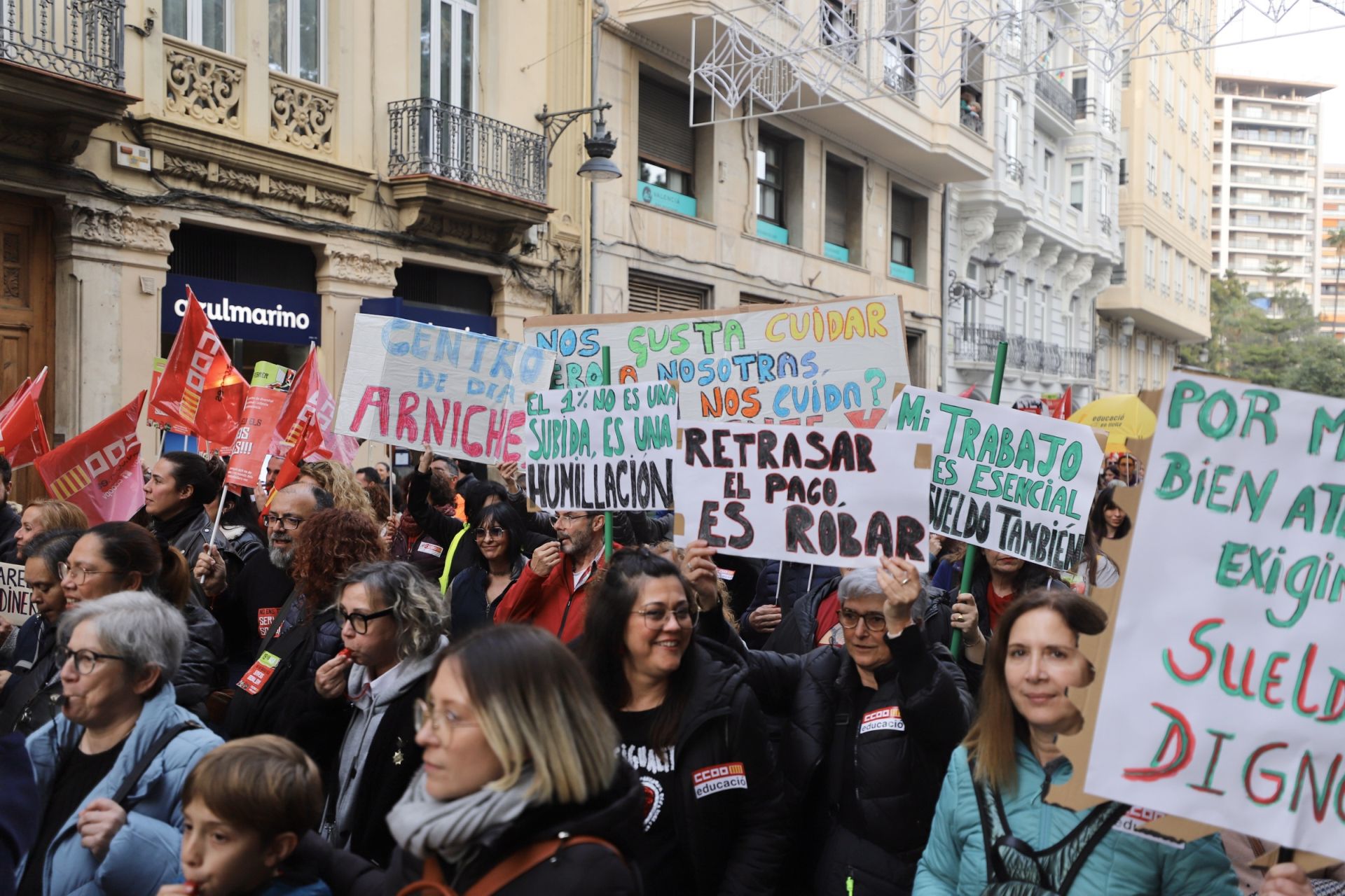 La protesta de los trabajadores de Servicios Sociales, en imágenes