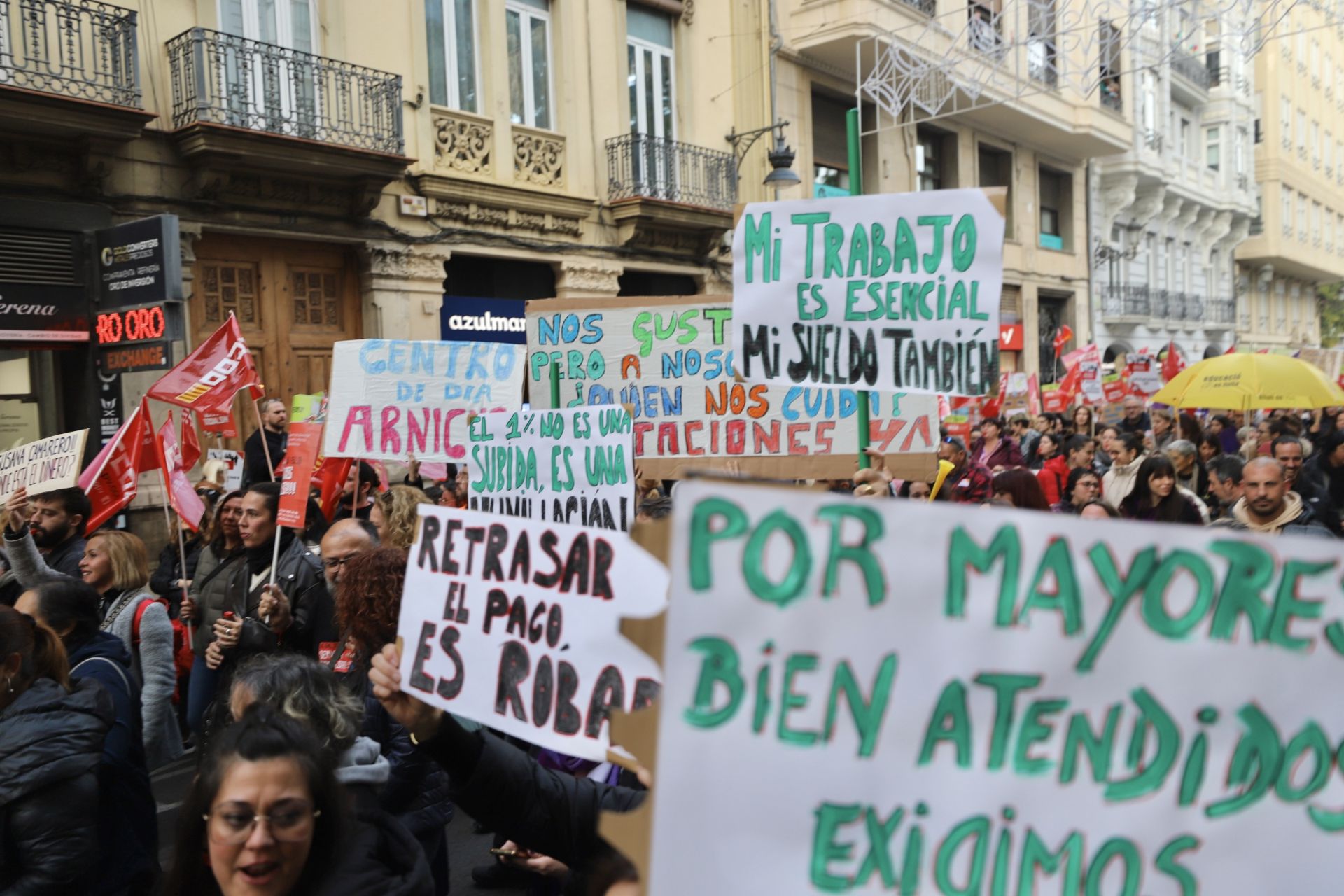 La protesta de los trabajadores de Servicios Sociales, en imágenes