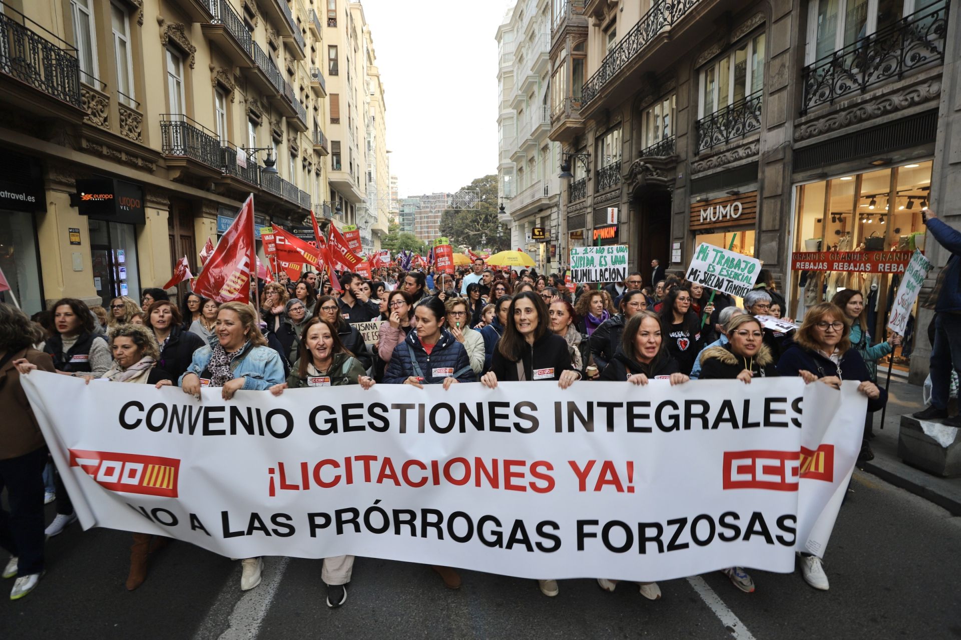 La protesta de los trabajadores de Servicios Sociales, en imágenes