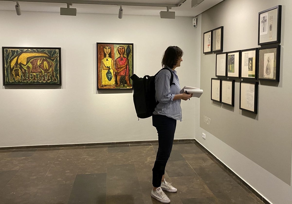 Una mujer contempla piezas de la exposición de Manolo Gil en el IVAM.