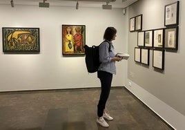 Una mujer contempla piezas de la exposición de Manolo Gil en el IVAM.