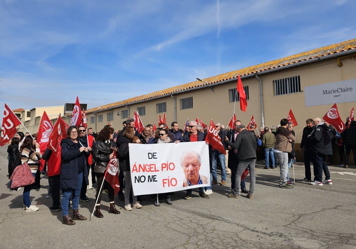 Protesta de los trabajadores de Marie Claire a las puertas de la fábrica.