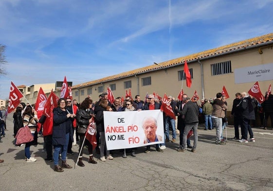 Protesta de los trabajadores de Marie Claire a las puertas de la fábrica.