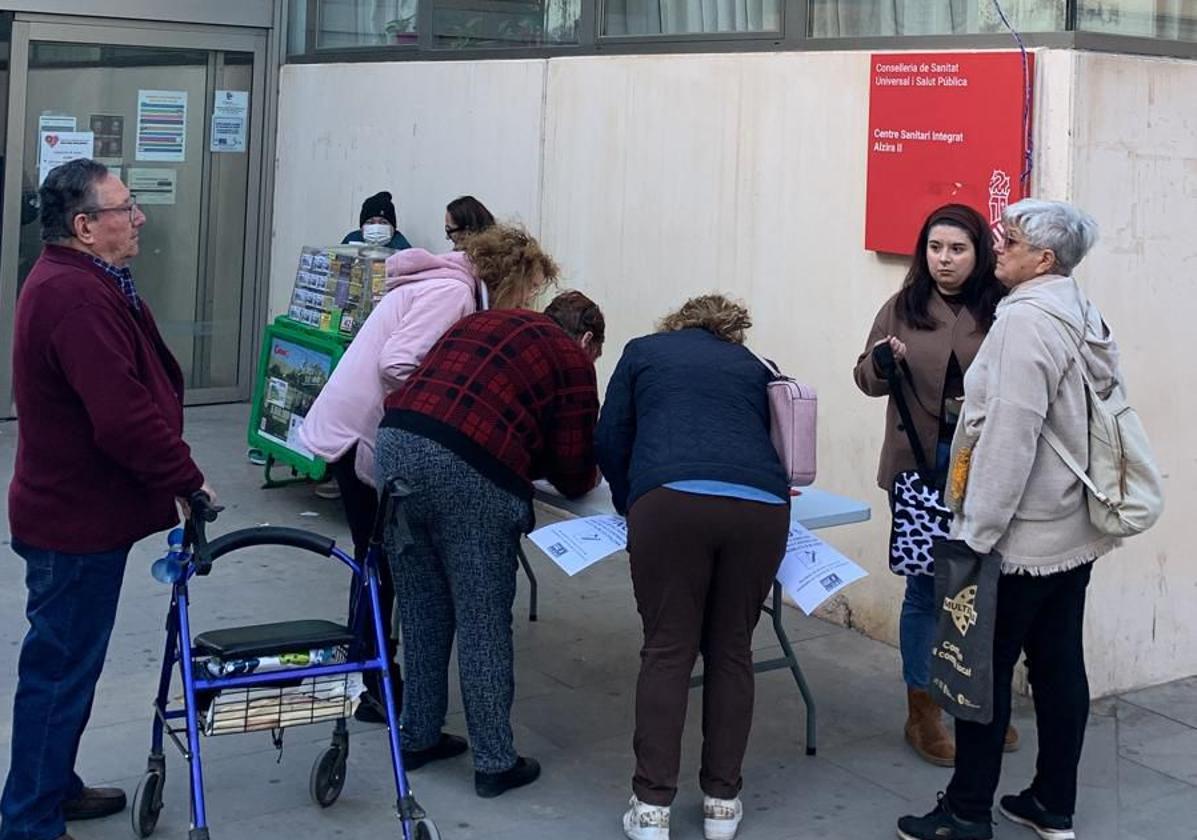 Recogida de firmas en la puerta del Centro de Salud II de Alzira.