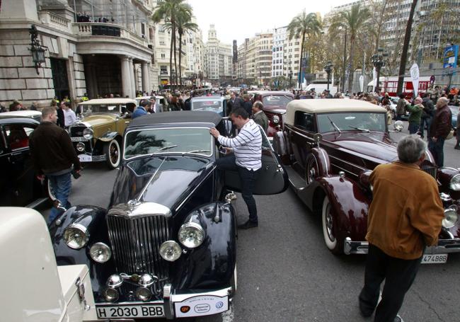 Ronda Fallera de coches de l'Antigor en la Plaza del Ayuntamiento.