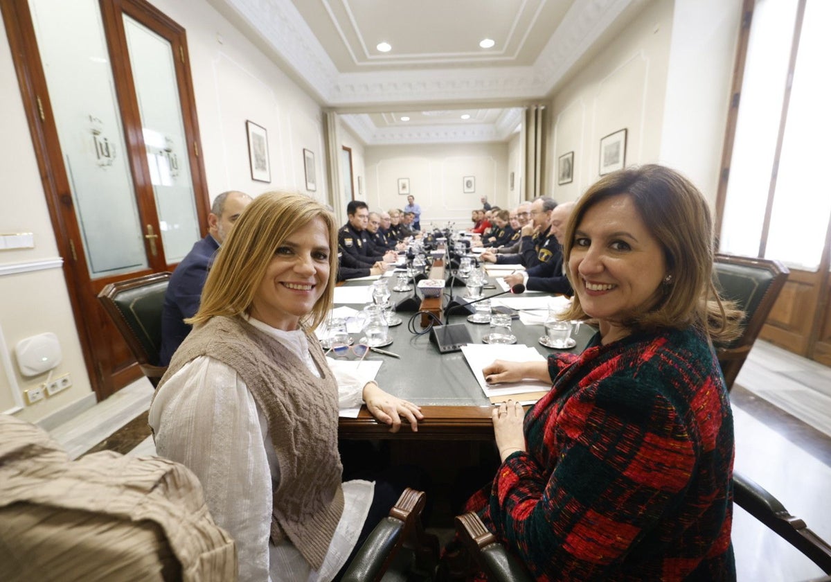 La delegada del Gobierno, Pilar Bernabé, y la alcaldesa de Valencia, María José Catalá, en la junta de seguridad de Fallas.