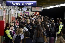 Viajeros de Metrovalencia esperan en el andén durante una jornada de huelga, este mes de febrero.