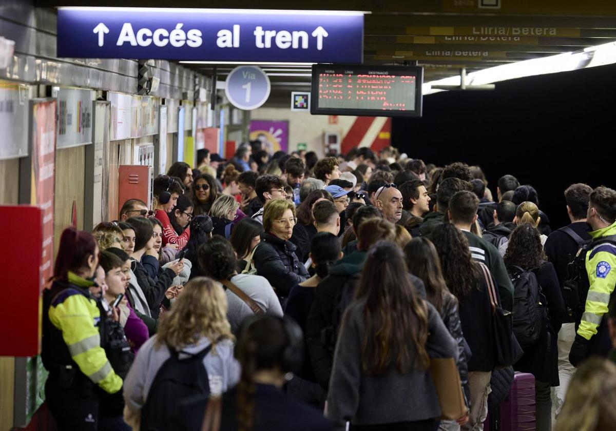 Viajeros de Metrovalencia esperan en el andén durante una jornada de huelga, este mes de febrero.