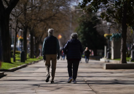 Una pareja de jubilados pasea por un parque en una imagen de archivo.