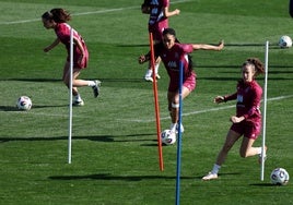 Las jugadoras entrenando antes del partido.