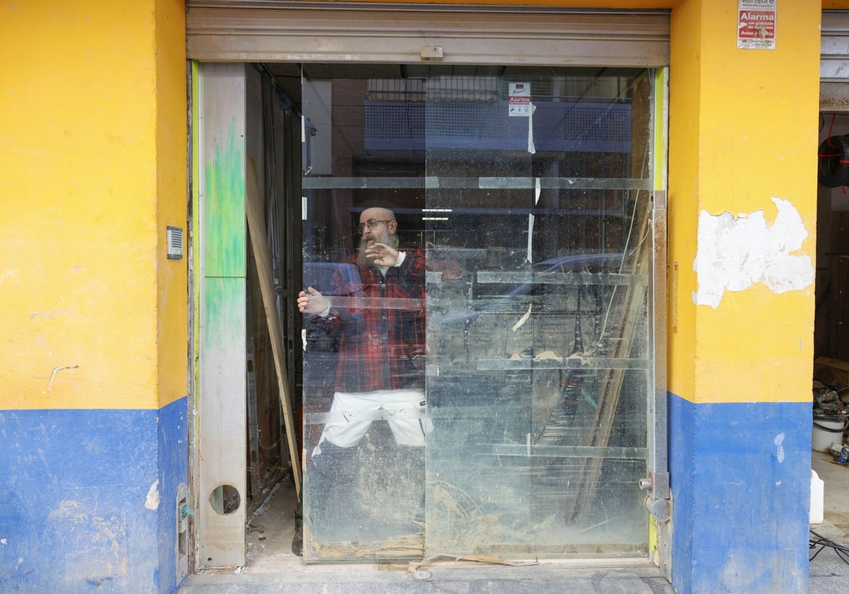 Un comercio afectado por la dana en del barrio de La Torre