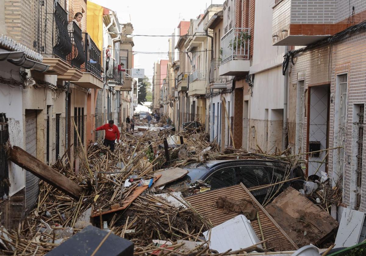 Dramático aspecto de una calle de Paiporta un día después de la dana del 29 de octubre.