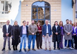 Raga, entre Carmen Martínez y Marta Trenzano, delante de la Diputación.