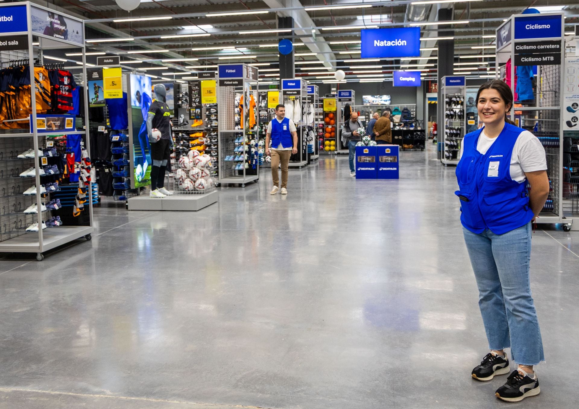 FOTOS | Decathlon y Bauhaus reabren en Alfafar tras meses cerrados por la dana