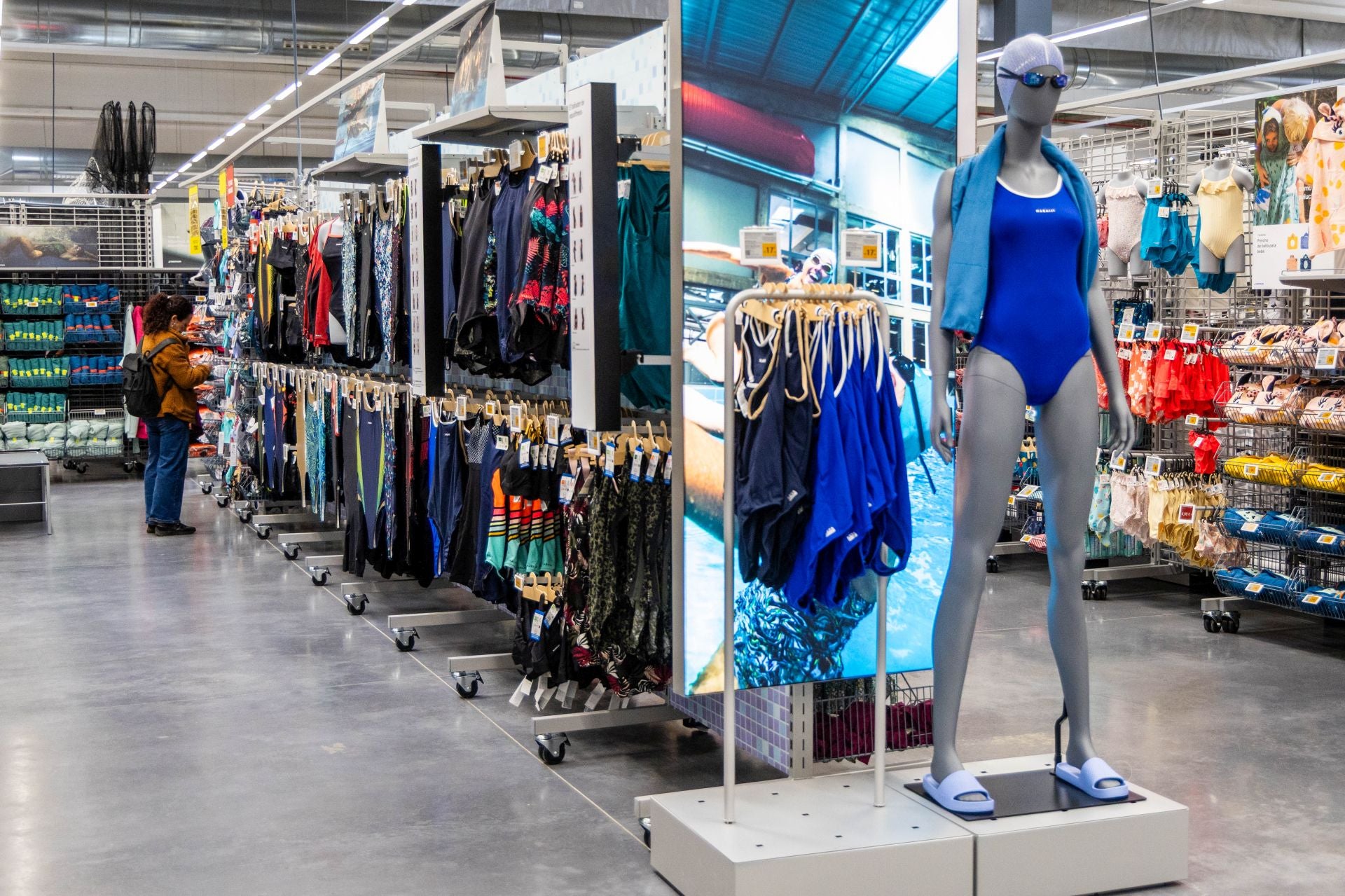 FOTOS | Decathlon y Bauhaus reabren en Alfafar tras meses cerrados por la dana