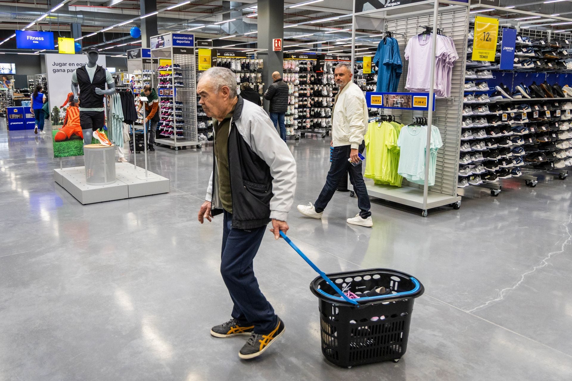 FOTOS | Decathlon y Bauhaus reabren en Alfafar tras meses cerrados por la dana