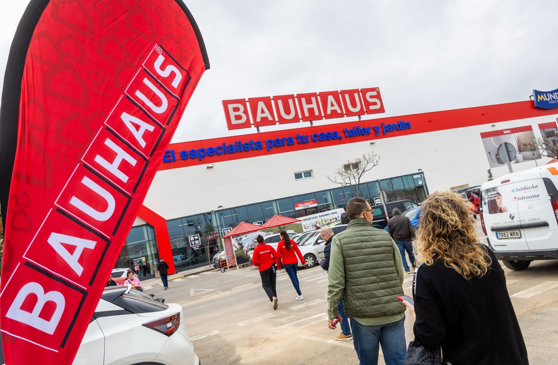 FOTOS | Decathlon y Bauhaus reabren en Alfafar tras meses cerrados por la dana