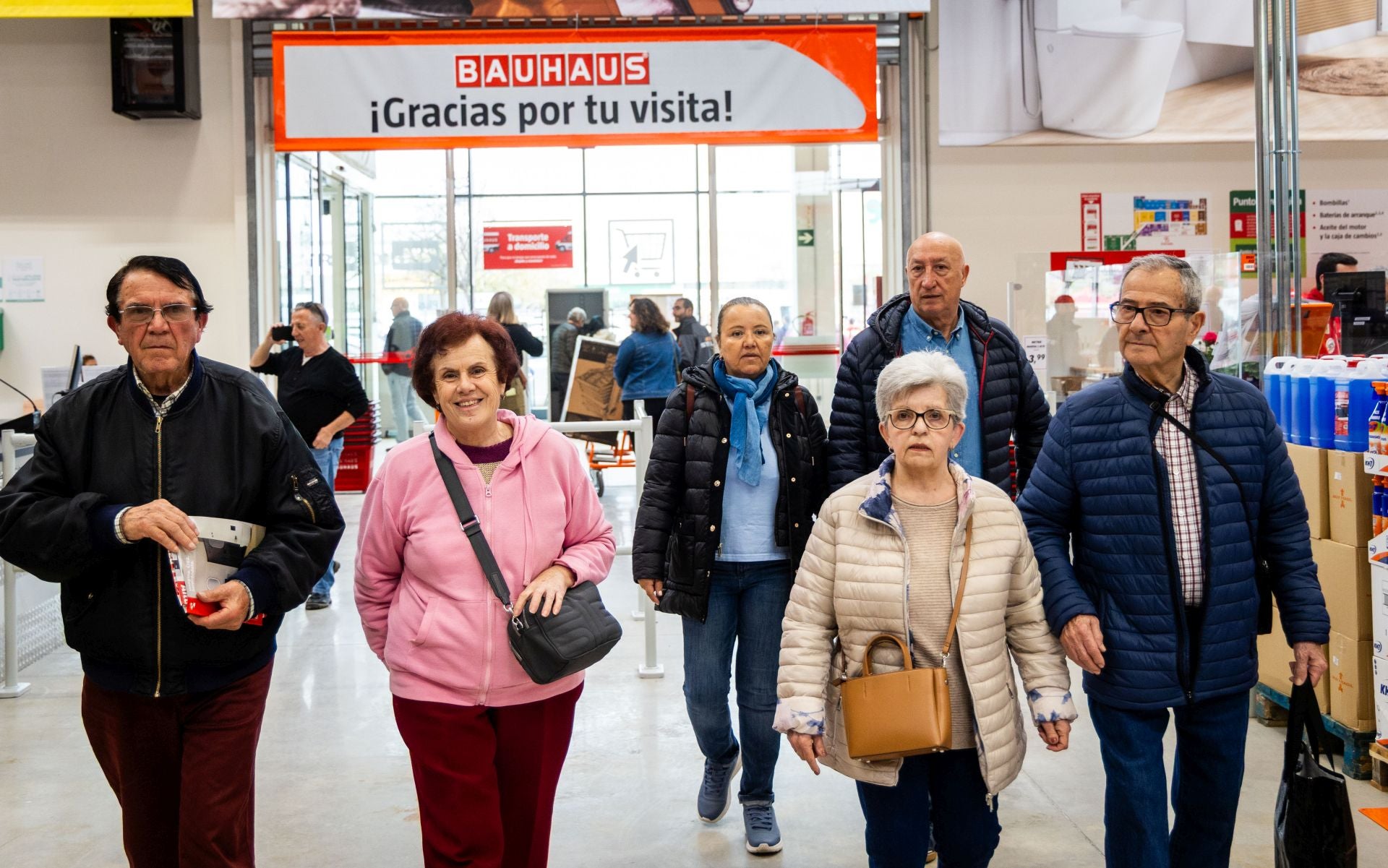 FOTOS | Decathlon y Bauhaus reabren en Alfafar tras meses cerrados por la dana