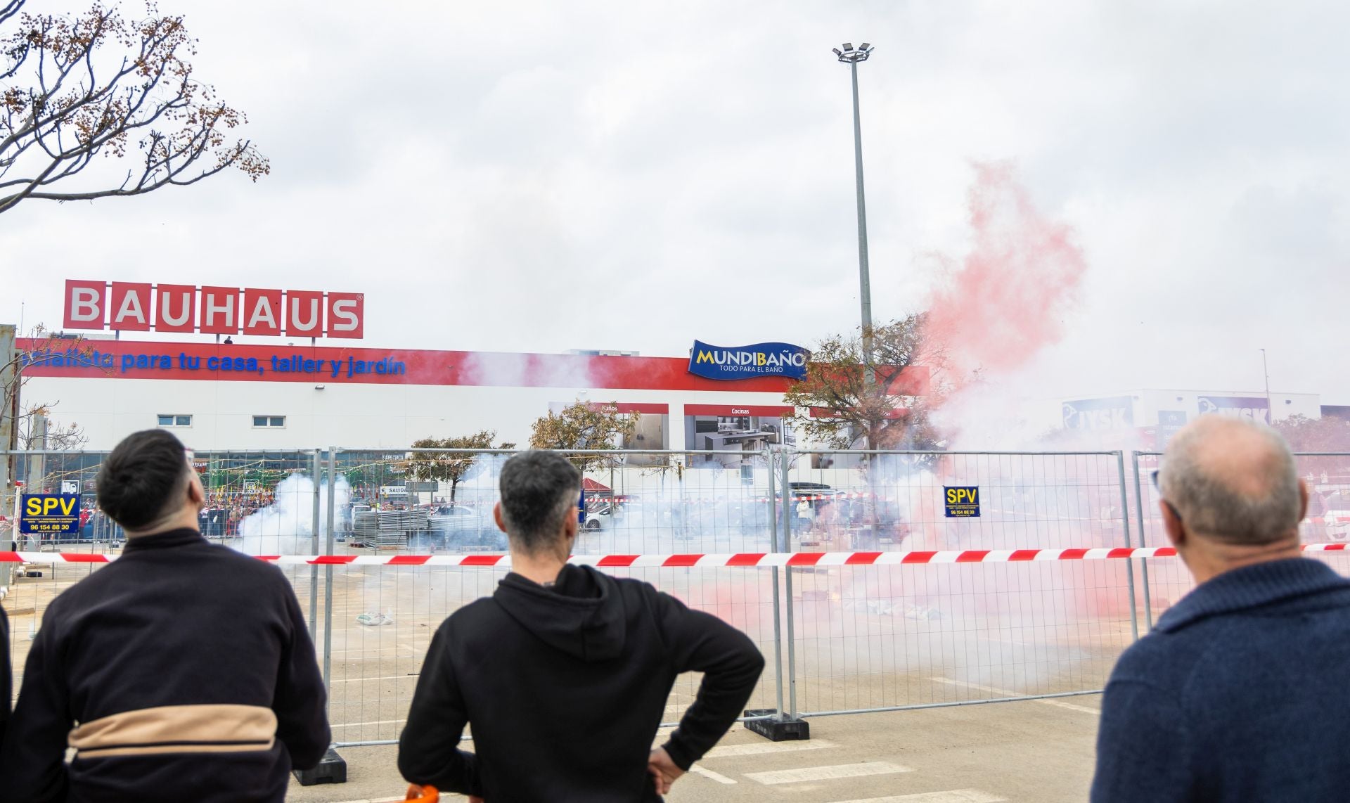 FOTOS | Decathlon y Bauhaus reabren en Alfafar tras meses cerrados por la dana