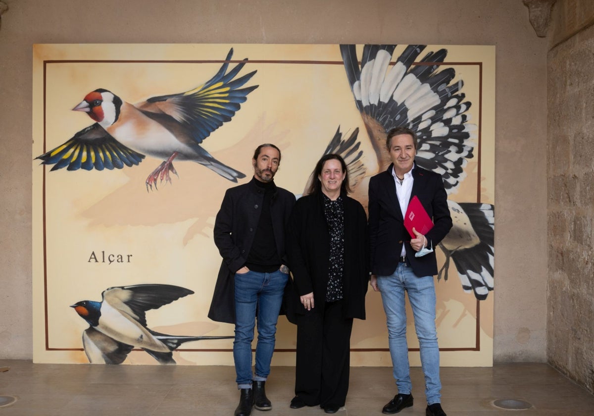 El artista Pedro Mecinas junto a la secretaria autonómica de Cultura, Pilar Tébar, y el gerente del Consorcio de Museos, Nicolás Bugeda.