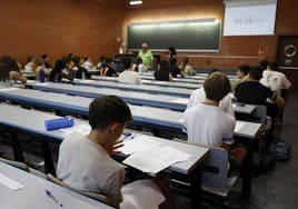 Alumnos de Bachillerato durante un examen de selectividad, en una imagen de archivo.