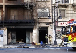 Fachada ennegrecida en la calle Pintor Benedito tras el incendio registrado en un bingo.