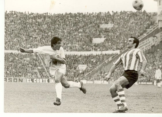 Valdez, en el segundo gol al Athletic en Mestalla. El encuentro se disputó el 12 de marzo de 1972 y acabó con triunfo local por 2-0