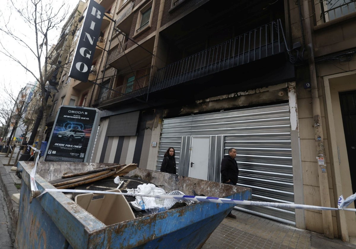 Uno de los dos contenedores para escombros en el bingo incendiado.