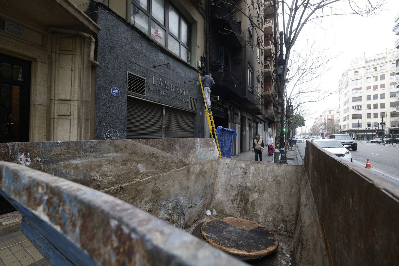 FOTOS | El bingo incendiado en Valencia inicia los trabajos de desescombro