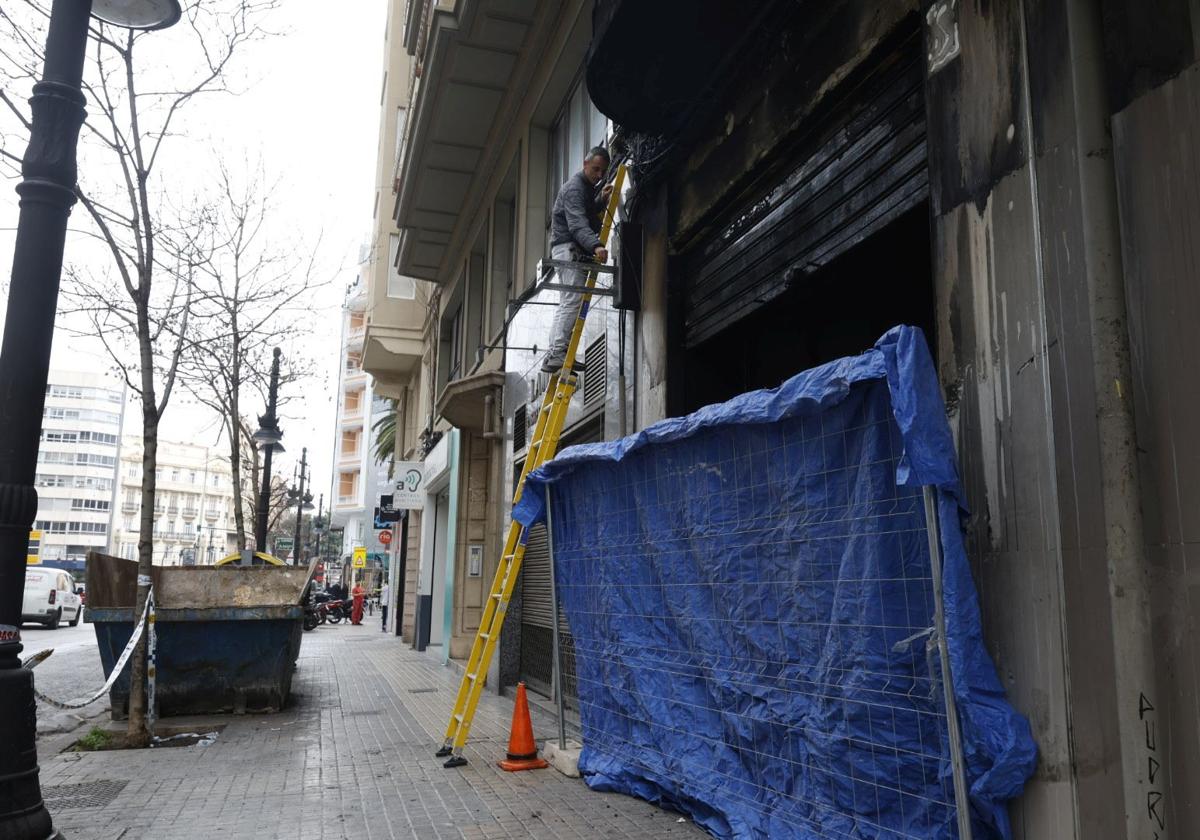 FOTOS | El bingo incendiado en Valencia inicia los trabajos de desescombro