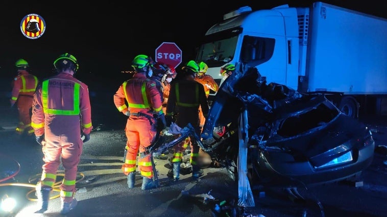 Los bomberos actuando en el lugar del siniestro ocurrido esta madrugada.