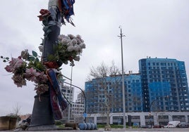 Un altar permanece frente al edificio calcinado el pasado 22 de febrero.